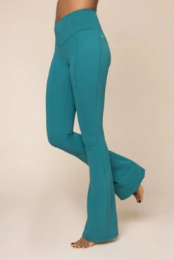 Crisscross Hourglass® Flared Leggings With Pockets - Emerald